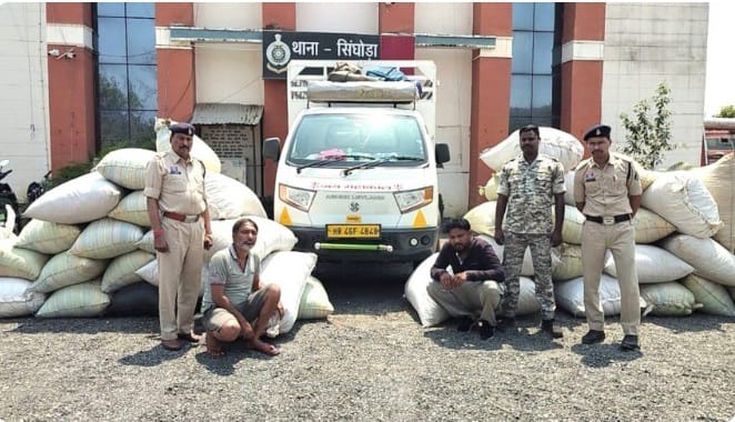 जब्त समान के साथ आरोपी