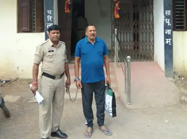 पुलिस ने आरोपी को गिरफ्तार किया है