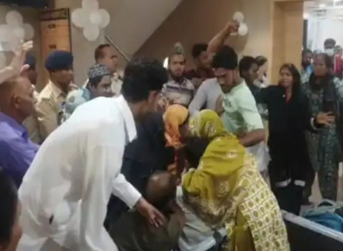 अस्पताल परिसर में मारपीट करते हुए परिजन।