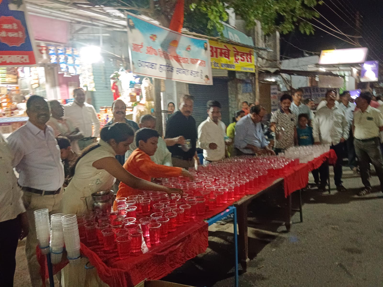 शीतल शरबत का वितरण करते हुए