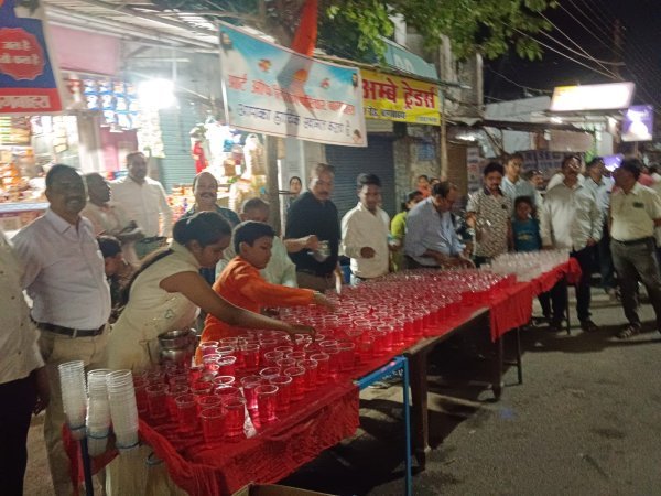 शोभायात्रा में आर्ट ऑफ लिविंग ने शरबत पिलाकर किया स्वागत