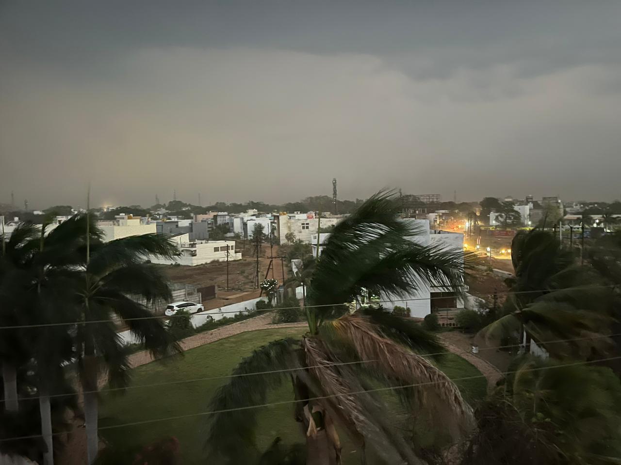 महासमुंद में बदला मौसम—शाम होते ही छाए घने बादल, बूंदाबांदी और तेज हवाओं से लोगों को गर्मी से राहत मिली।