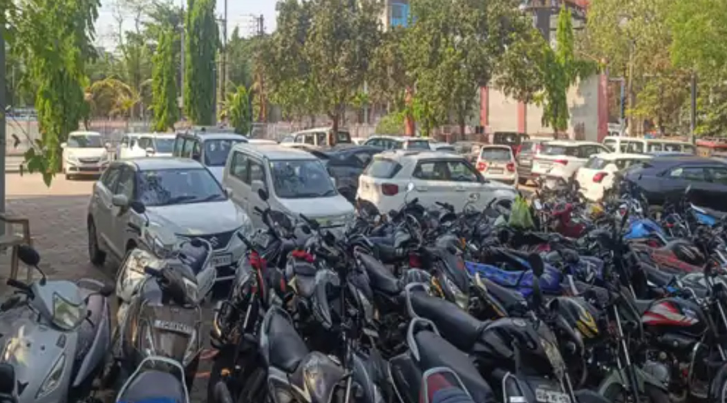 कार्रवाई के बाद जब्त हुई गाड़िया