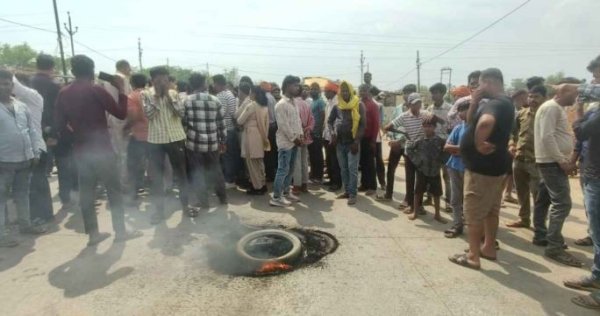 अंबिकापुर : सड़क हादसे में तीन महिलाओं की मौत के बाद हाईवे पर हंगामा,  लोग टायर जलाकर प्रदर्शन