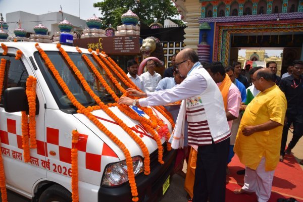 राज्यपाल ने दिया श्री जगन्नाथ मंदिर ट्रस्ट को एम्बुलेंस, हरी झंडी दिखाकर रवाना किया वाहन