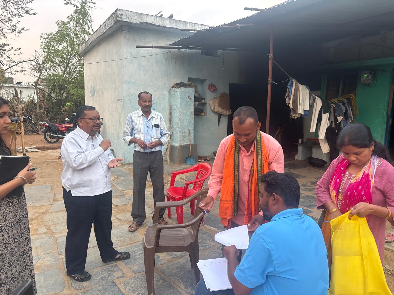 जांच में पहुचे कर्मचारी