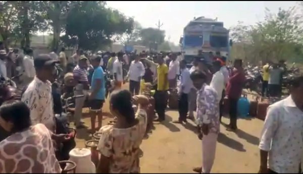 गैस  सिलेंडर की कमी : मारपीट के बाद करसा  भिलाई तीन  के नाराज ग्रामीणों ने प्रदर्शन कर किया चक्काजाम