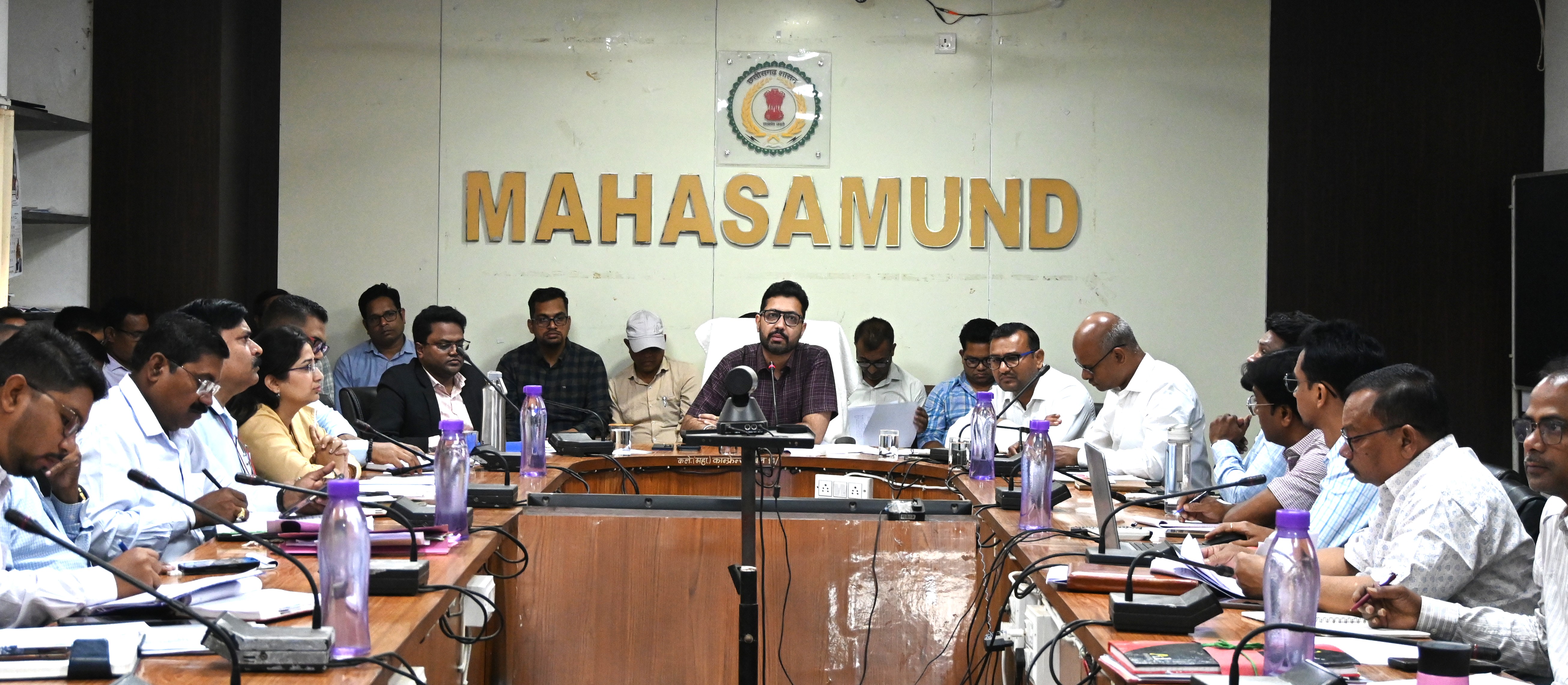 कलेक्टर ने ली अधिकारियों-कर्मचारियों की बैठक