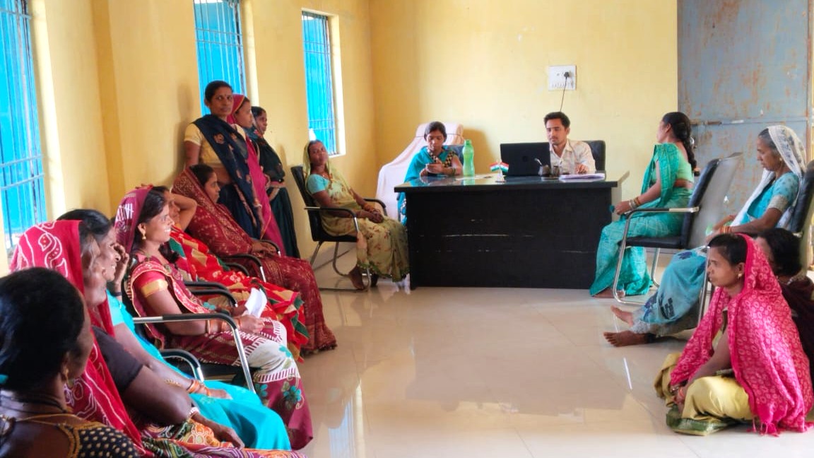 महतारी वंदन योजना का E-kyc करते