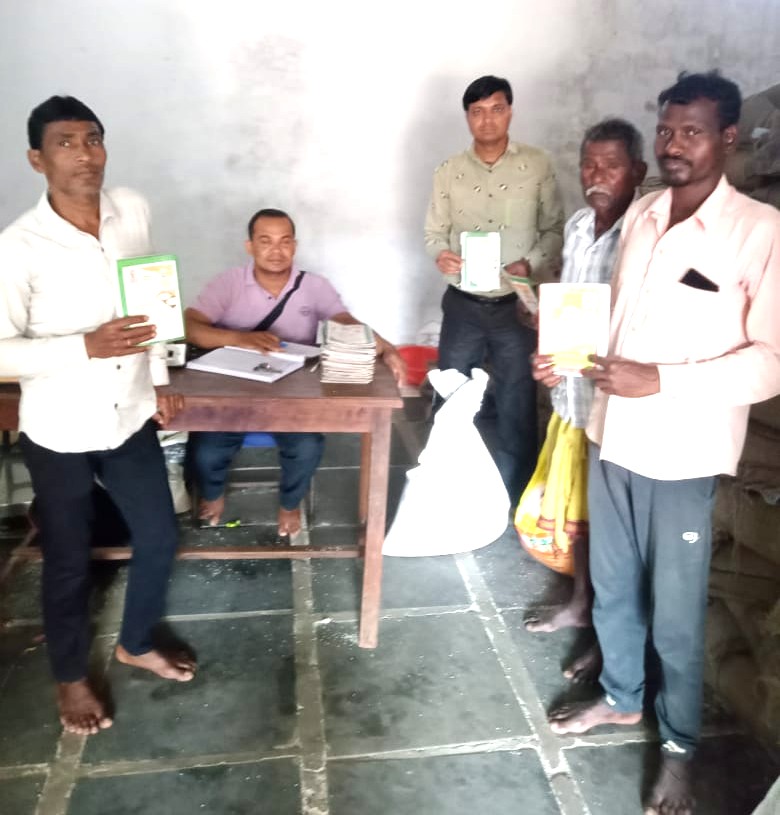 राशन दुकानों में राशन वितरण