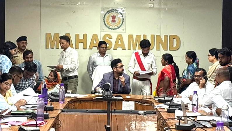 जंदर्शन में समाधान के लिए आए लोग