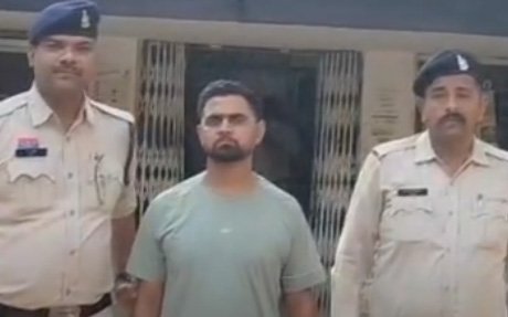 बड़ी कार्रवाई: जामुल में ऑनलाइन सट्टा गिरोह का मुख्य आरोपी गिरफ्तार, गांजा और शराब बरामद