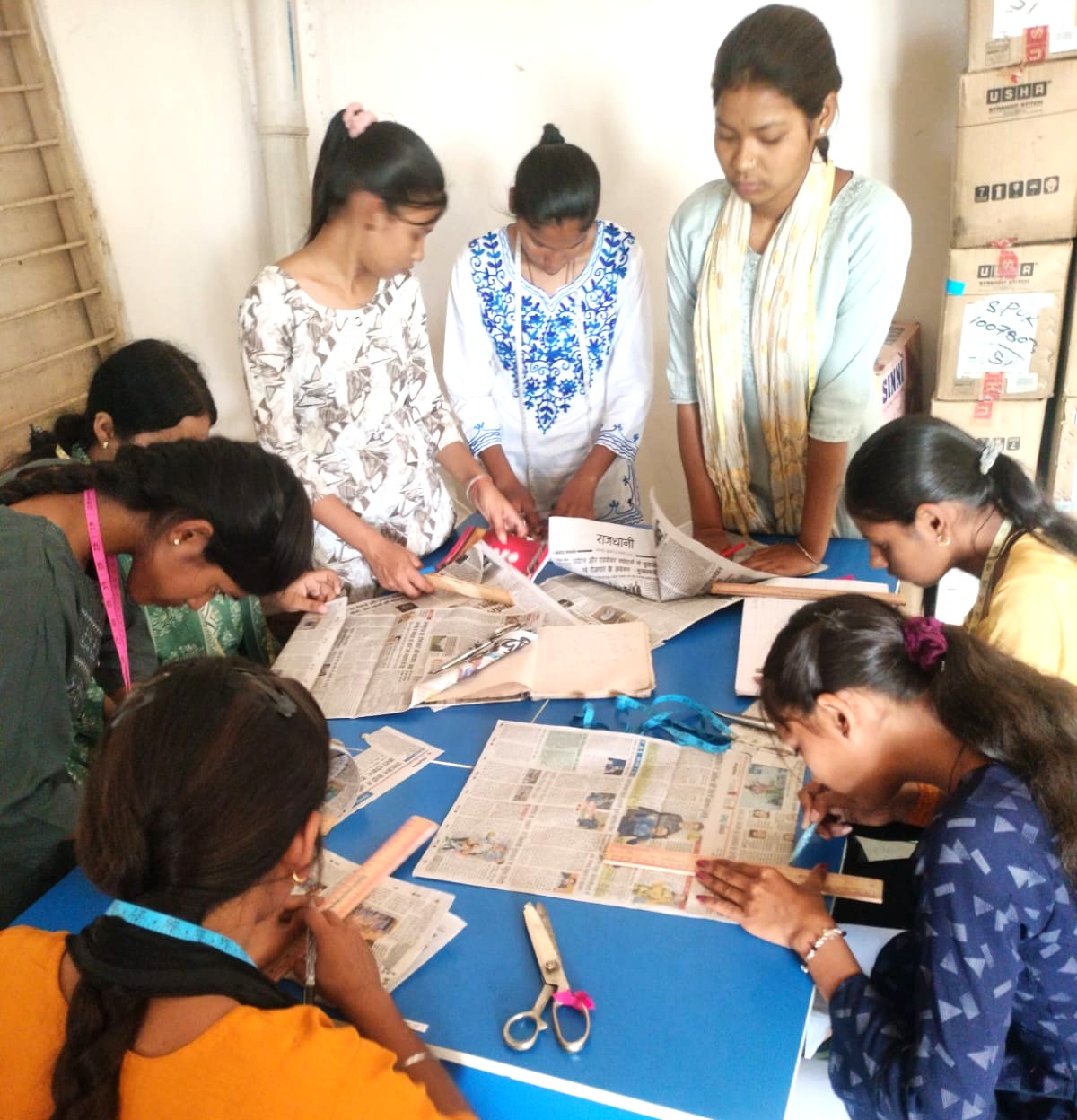 आत्मनिर्भर बनाने दिया जा रहा सिलाई प्रशिक्षण