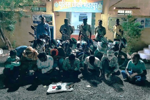 छापेमारी: ग्राम बनडबरी में पुलिस ने  9 जुआरियों को रंगे हाथ पकड़ा
