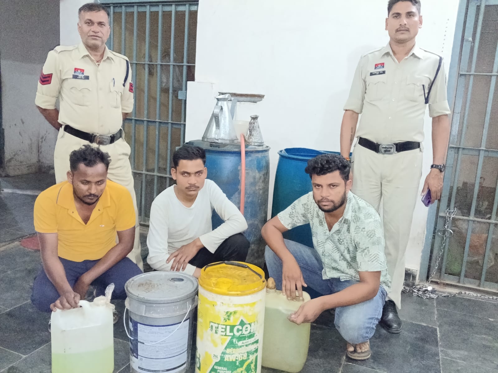 जब्त समान के साथ आरोपी