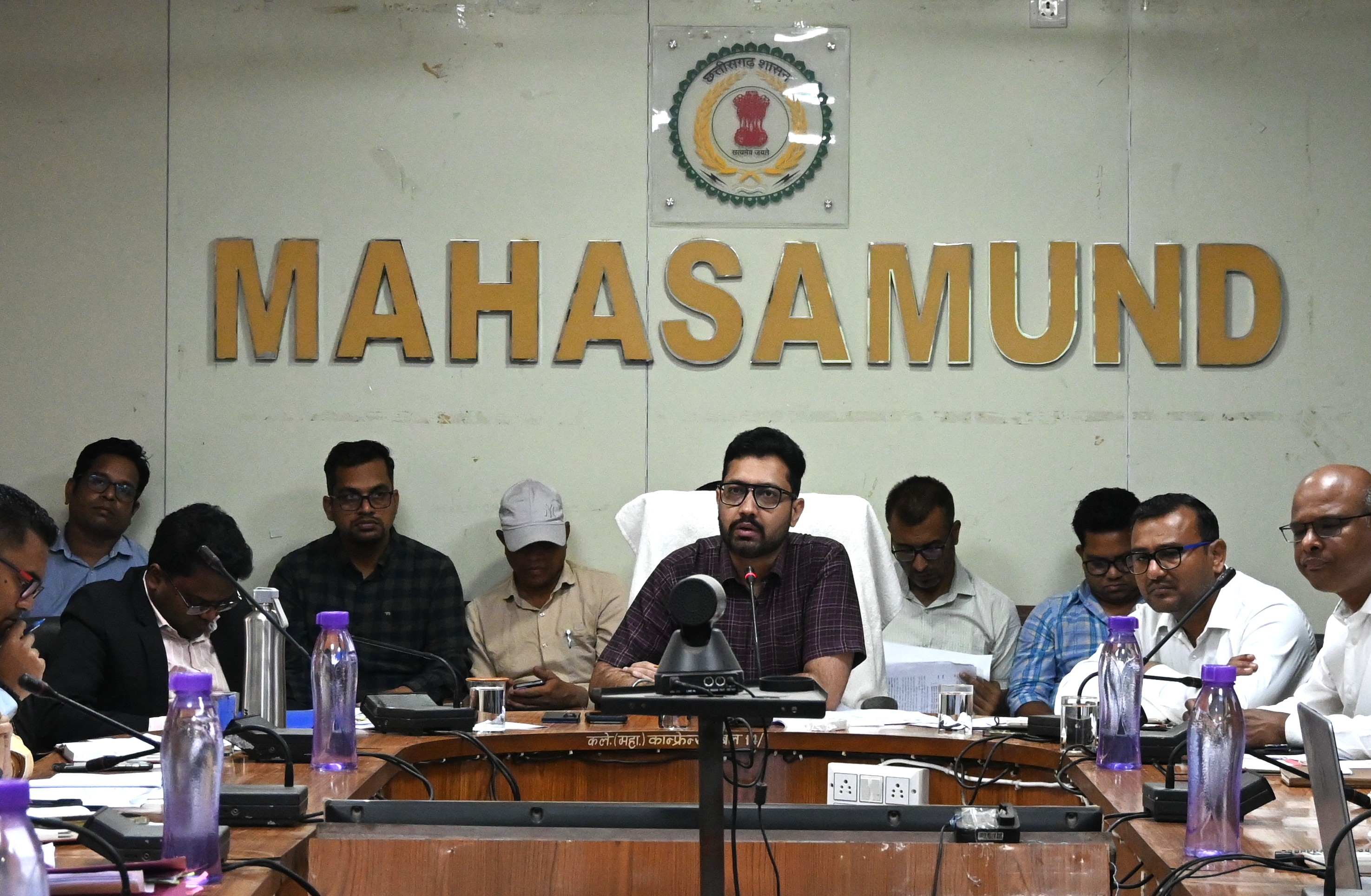 बैठक को संबोधित करते कलेक्टर महासमुंद