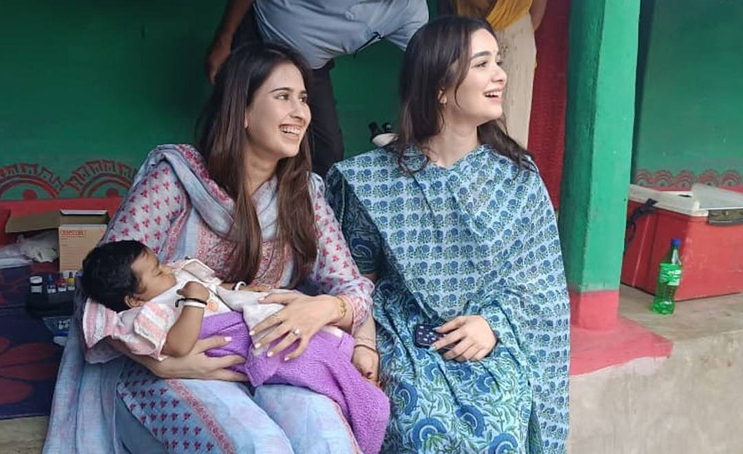 गांव पहुंची सचिन की बेटियों ने  बैगा परिवार की नवजात शिशु को दुलारा