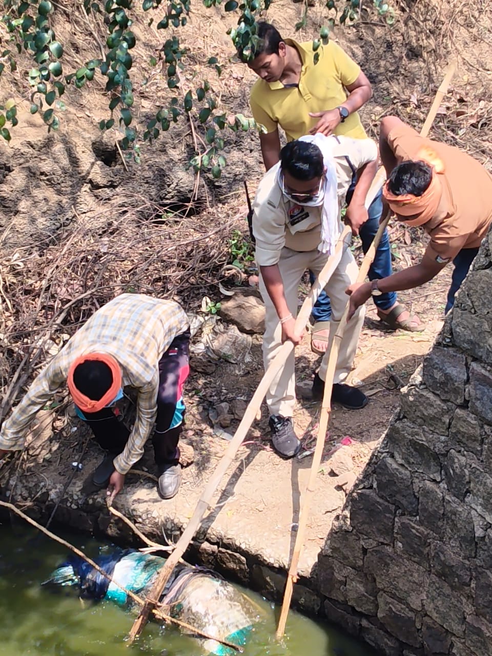 लाश को निकलती पुलिस