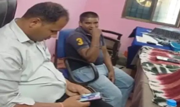 डोंगरगढ़ थाने में रिश्वत कांड: वीडियो वायरल, दो पुलिसकर्मी सस्पेंड