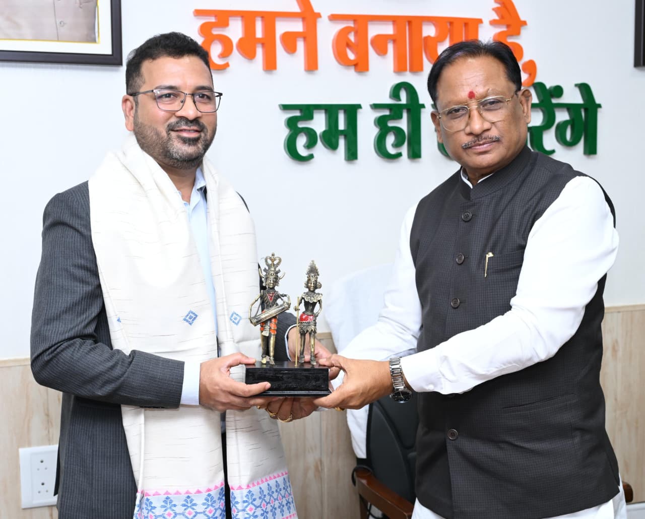 मुख्यमंत्री विष्णु देव साय से रायपुर स्थित मुख्यमंत्री निवास में गूगल इंडिया के प्रतिनिधि संजय जैन एवं राकेश रंजन ने सौजन्य मुलाकात कर ‘AI सक्षम शिक्षा अभियान’ पर चर्चा की।