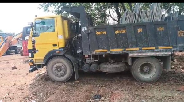 अवैध खनिज उत्खनन व परिवहन पर कड़ी कार्रवाई, दो टीपर जब्त