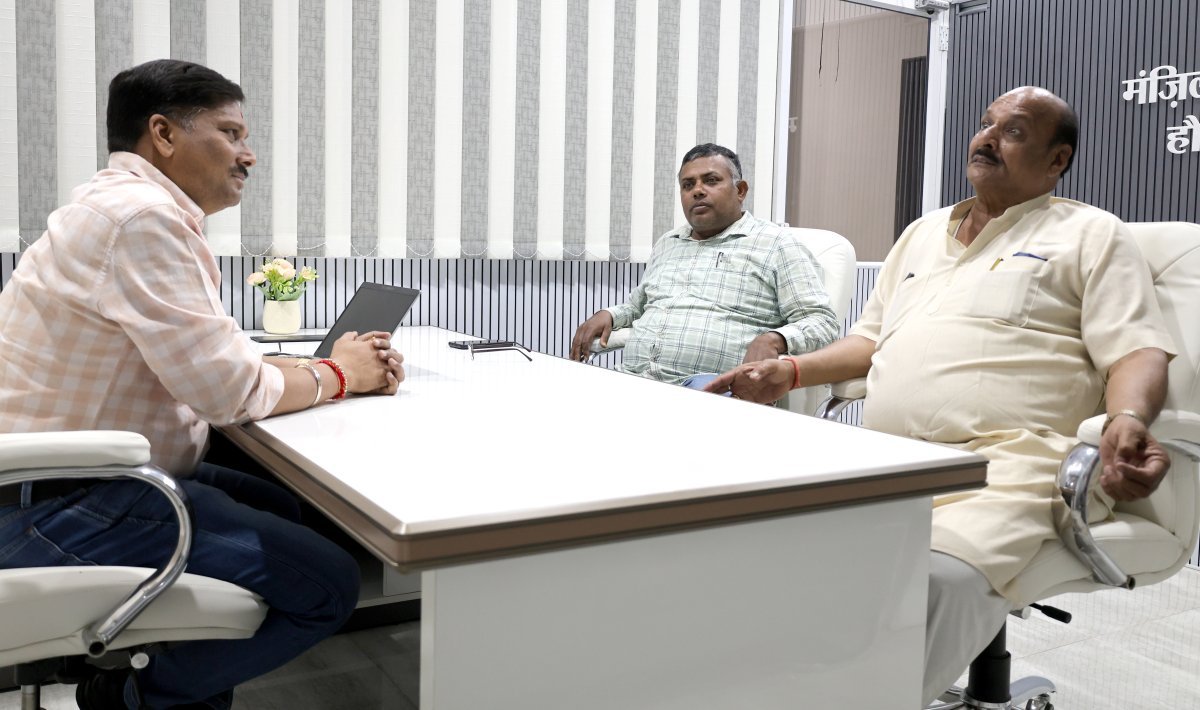 कीर्तिमान कार्यालय में डॉ. नीरज गजेंद्र से चर्चा करते हुए दाऊलाल चंद्राकर और लक्ष्मीनाथ चंद्राकर।