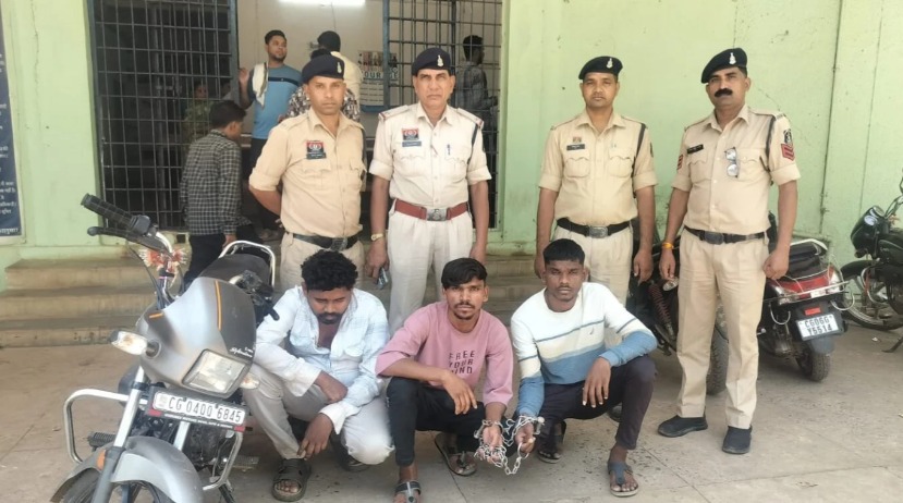 खट्टी जंगल हत्याकांड का खुलासा करते पुलिस अधिकारी और गिरफ्तार तीनों आरोपी।