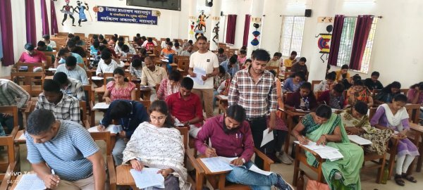 नवकिरण अकादमी में 100 अंकों का मेगा टेस्ट, अभ्यर्थियों में दिखा उत्साह