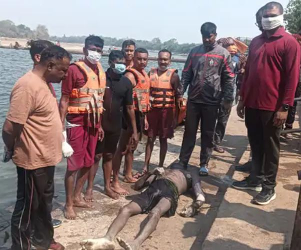 शिवनाथ नदी में मिला अज्ञात युवक का शव, SDRF ने बोट से निकाला; पहचान में जुटी पुलिस