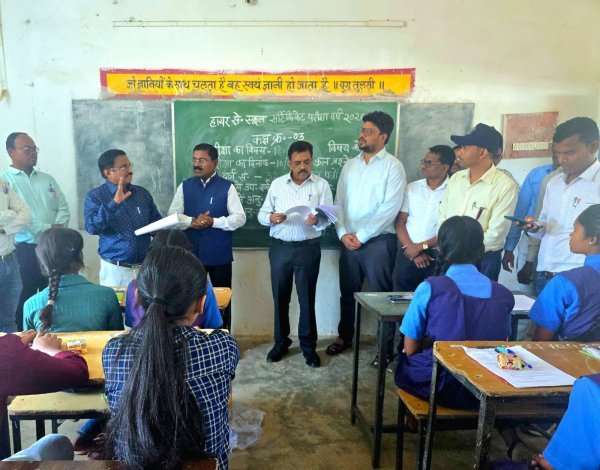 प्रतिभाओं को मंच : सुखरीडबरी में आयोजित “प्रयास” मॉक टेस्ट का निरीक्षण