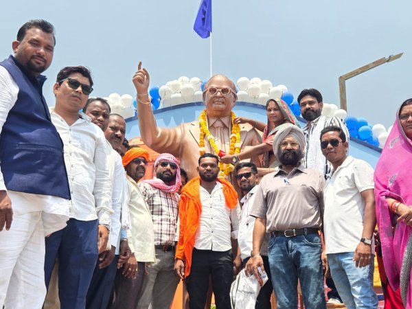 बागबाहरा के वार्ड 9 में भव्य प्रतिमा का लोकार्पण, डॉ. अंबेडकर के आदर्शों पर हुई चर्चा