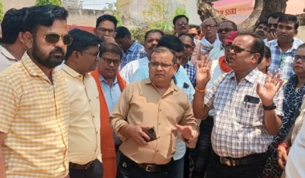बीईओ पर भ्रष्टाचार व अनियमितता के आरोप, शिक्षक संघ ने कार्यालय घेरा, उच्चस्तरीय जांच की मांग