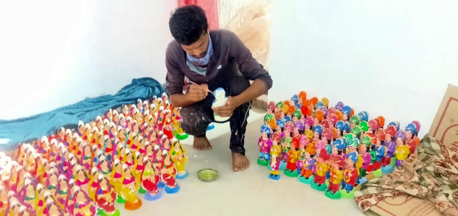 कार्य करते कुम्हार