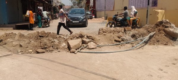 महासमुंद महामाया मंदिर रोड पर अंधेरा और धूल का कहर, व्यापार और जनजीवन प्रभावित