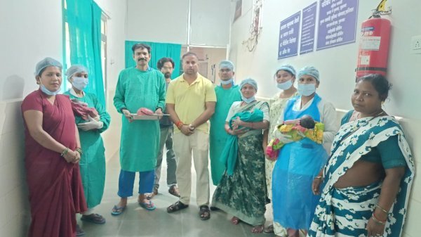 पिथौरा सामुदायिक स्वास्थ्य केंद्र में जटिल सिजेरियन सफल, एक साथ निकाला गया 1.5 किलो ओवेरियन ट्यूमर, जच्चा-बच्चा सुरक्षित
