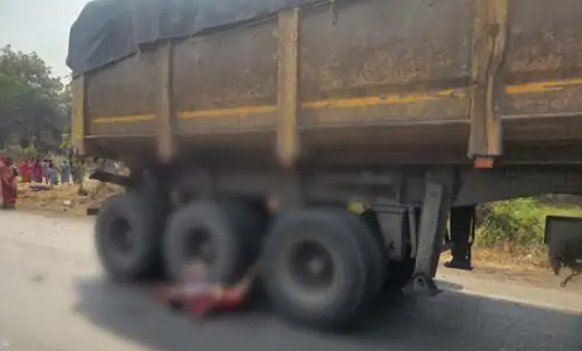 रायगढ़ के भूपदेवपुर में ट्रेलर की टक्कर से आंगनबाड़ी कार्यकर्ता की मौत, पति-बच्चा घायल, ग्रामीणों ने किया चक्काजाम