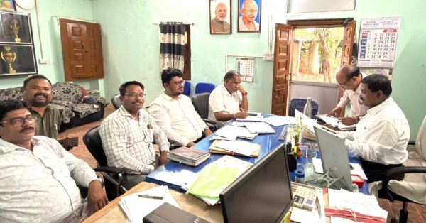 जिला शिक्षा अधिकारी ने ली विकासखंड शिक्षा अधिकारियों की समीक्षा बैठक, योजनाओं के समयबद्ध क्रियान्वयन के दिए सख्त निर्देश