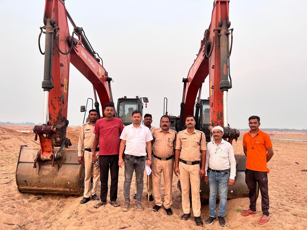 पोकलेन मशीनें जब्त