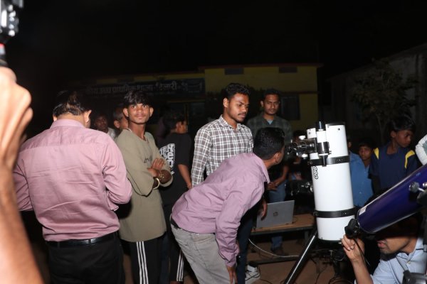 एस्ट्रोनॉमी वर्कशॉप: टेलिस्कोप से दिखे ग्रह-नक्षत्र, विज्ञान के प्रति बढ़ी रुचि