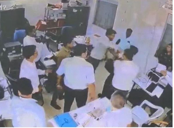सारंगढ़ में कृषि दफ्तर में बवाल : पत्रकार को जड़े 10+ मुक्के, वकील को धक्का;  CCTV आया सामने, कलेक्टर ने थमाया नोटिस