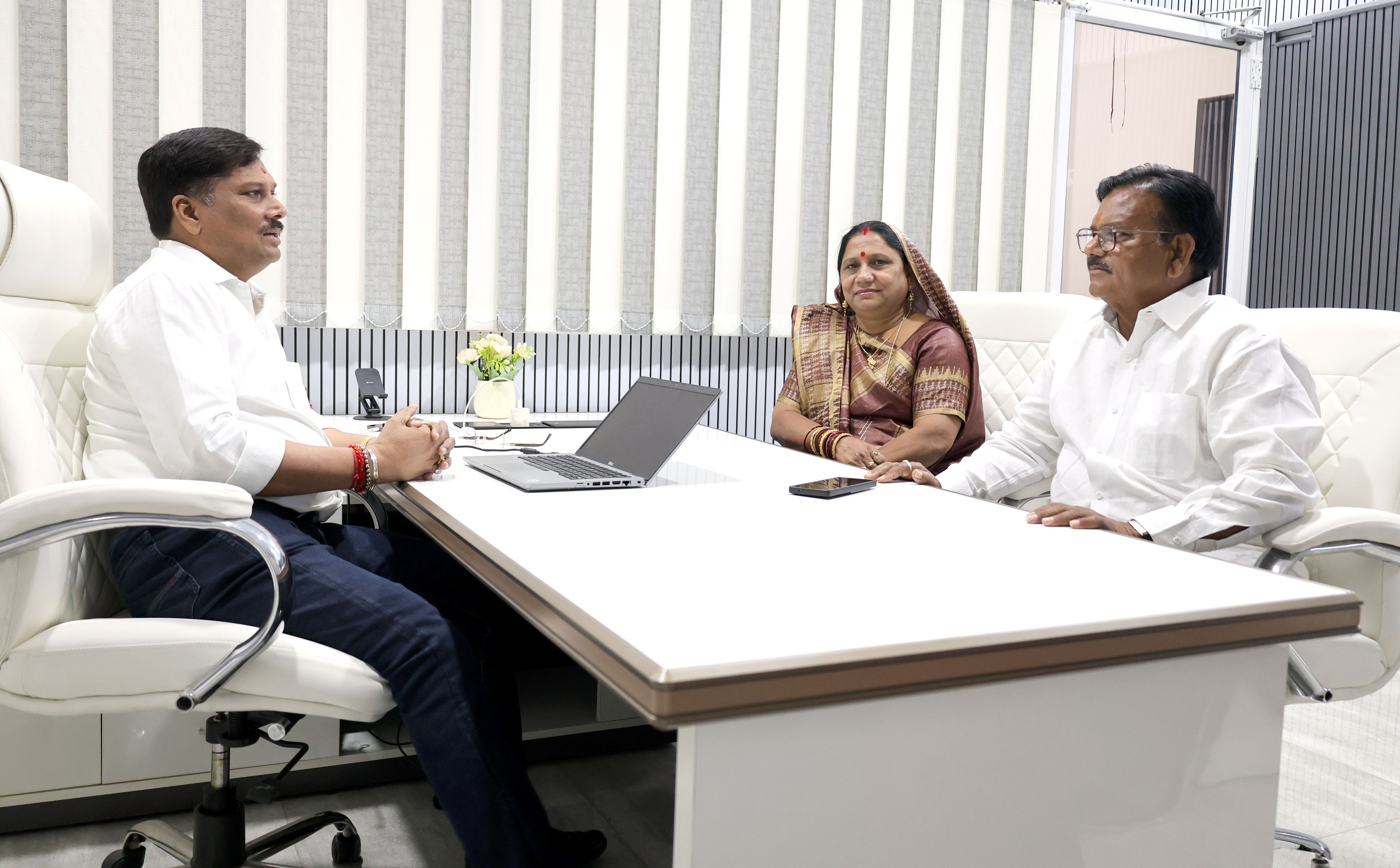 कीर्तिमान कार्यालय में जिला पंचायत सदस्य रामदुलारी सिन्हा और भाजपा नेता सीताराम सिन्हा