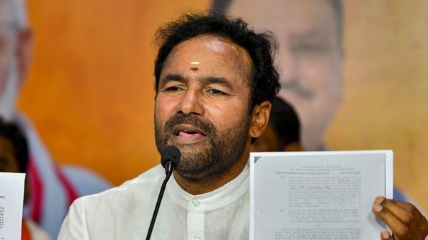 संसद में सीटें बढ़ाने के प्रस्ताव पर सियासी तूफान, केंद्रीय मंत्री ने विपक्ष पर साधा निशाना, DMK पर तीखी टिप्पणी