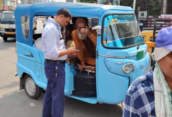 ट्रैफिक पुलिस का अभियान : 350 ई-रिक्शा और ऑटो चालकों पर कार्रवाई, नियम उल्लंघन पर सख्ती जारी