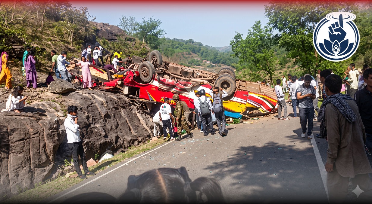 सड़क हादसे के बाद बचाओ कार्य में जुटे लोग