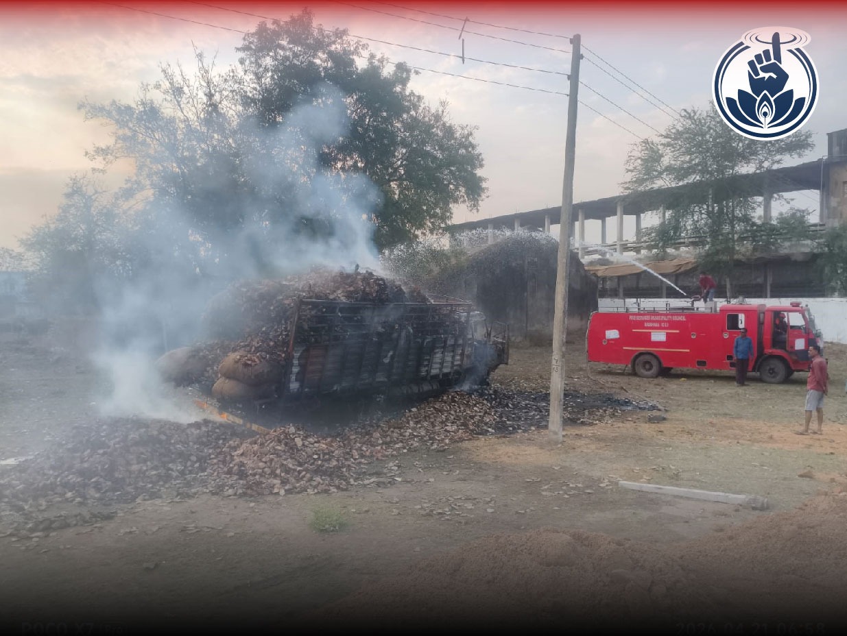 तेंदूपत्ता गाड़ी में लगी आग को बुझाने की कोशिश करते