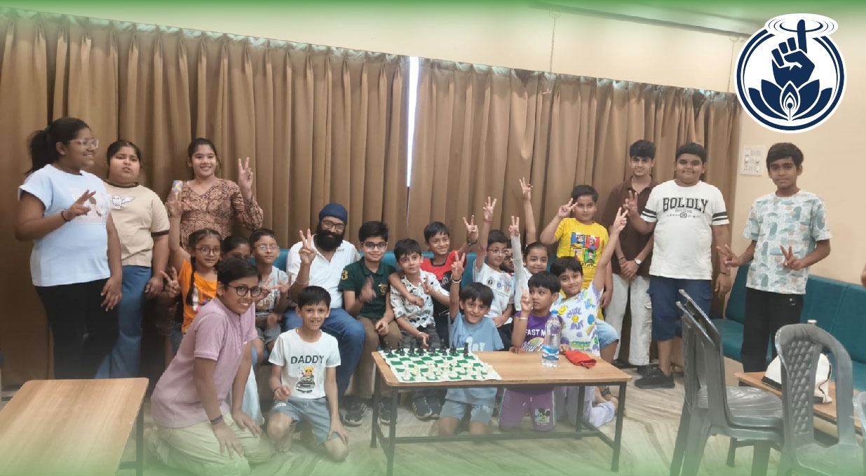 ग्रीष्मकालीन शतरंज प्रशिक्षण में बच्चे