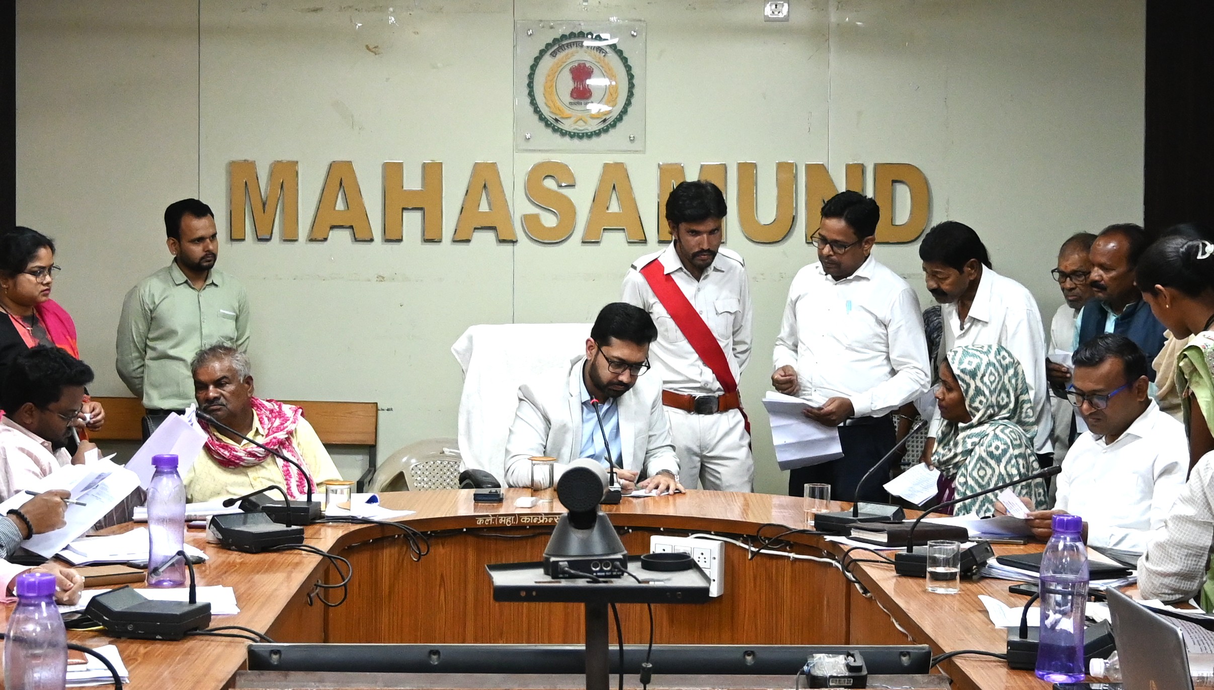 जनदर्शन में जनसामान्य की समस्याएं सुनी