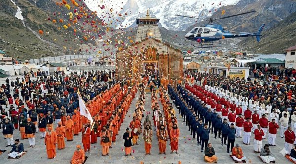 दर्शन शुरू :  जयकारों से गूंजा केदारनाथ धाम, हेलीकॉप्टर से हुई पुष्पवर्षा