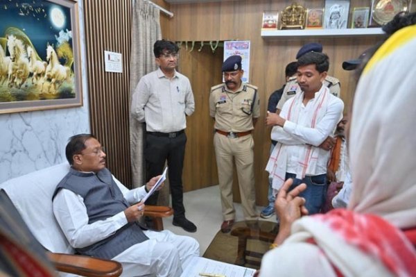 बगिया में जनदर्शन : मुख्यमंत्री विष्णुदेव साय ने ग्रामीणों से किया सीधा संवाद, समस्याओं के त्वरित समाधान के दिए निर्देश