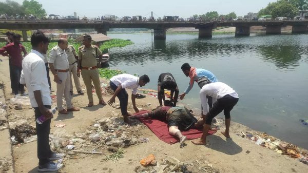 महादेवघाट के खारुन नदी किनारे अज्ञात महिला का मिला शव, हत्या की आशंका